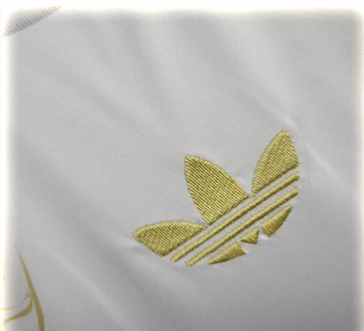 tunique-real-madrid-design-dragon-or-pour-supporter-du-club-version-collector-2425 tunika Real Madrid design guld drage til supportere af klubben version collector 2425