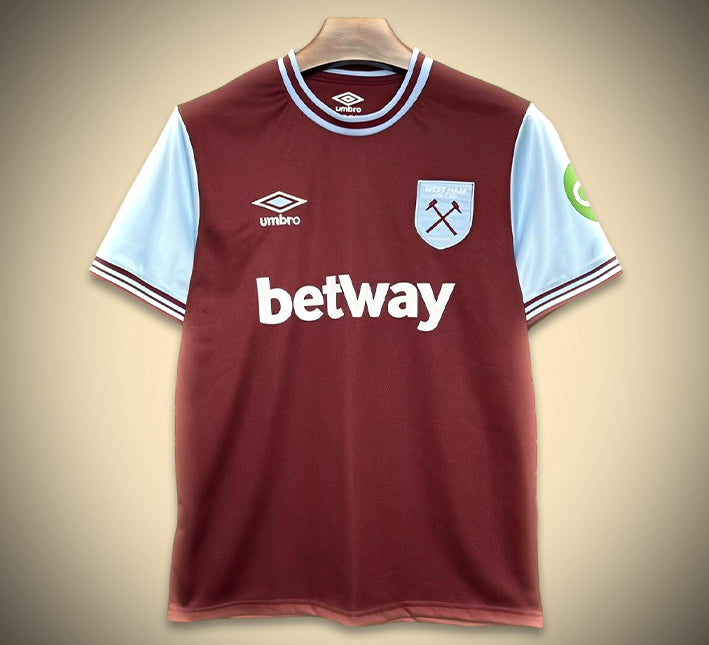 MAILLOTWESTHAMDOMICILE-1.jpg West Ham Hjemmebanetrøje 2024-2025 set forfra