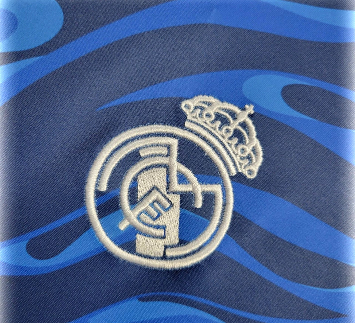 tunique-de-supporter-real-madrid-bleue-design-concept-collector-nouvelle-saison Supportertunika Real Madrid blå design concept collector ny sæson