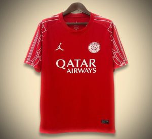 MaillotPSGEXT2RIEUR24-1.jpg Paris Saint-Germain Udebanetrøje Rød Udgave 2024-2025 set forfra