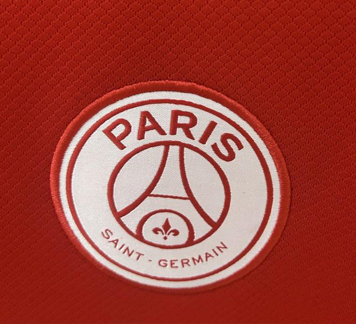 Paris Saint-Germain Udebanetrøje Rød Udgave 2024-2025 set fra siden