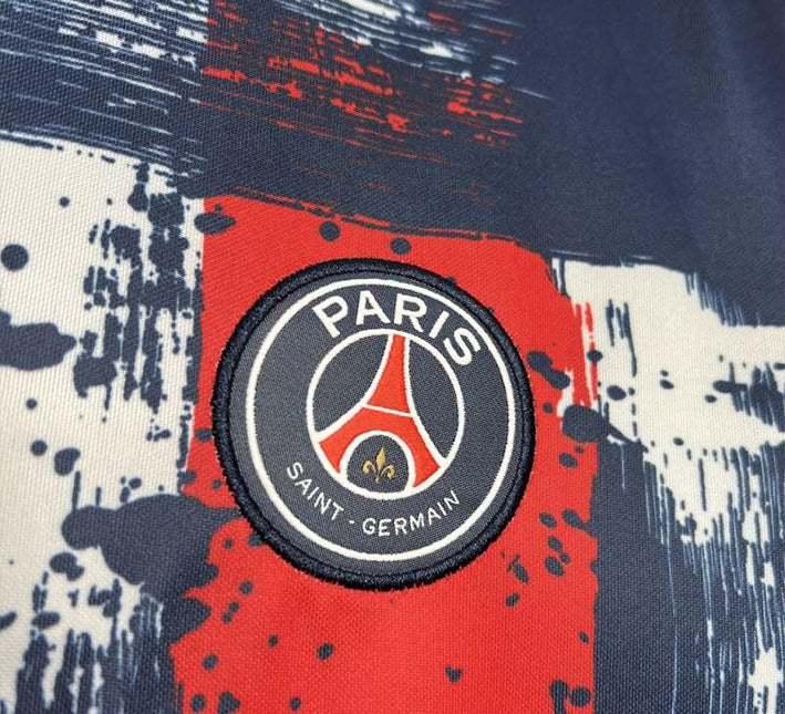 MaillotPSGspeciallogo.jpg Paris Saint-Germain Opvarmningstrøje 2024-2025 set fra siden