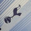 Maillottottenham24doslogo.jpg Tottenham Hjemmebanetrøje 2024-2025 set fra siden