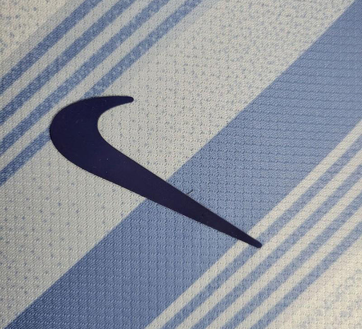 Maillottottenham24dosnike.jpg Tottenham Hjemmebanetrøje 2024-2025 stofdetalje