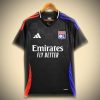 maillotOLEXTERIEUR-1.jpg Olympique Lyonnais Udebanetrøje 2024-2025 set forfra