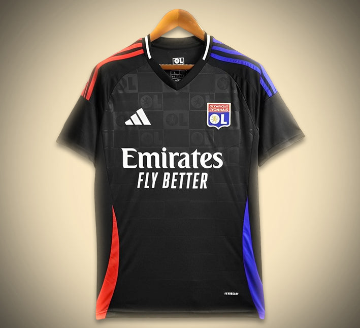 maillotOLEXTERIEUR-1.jpg Olympique Lyonnais Udebanetrøje 2024-2025 set forfra