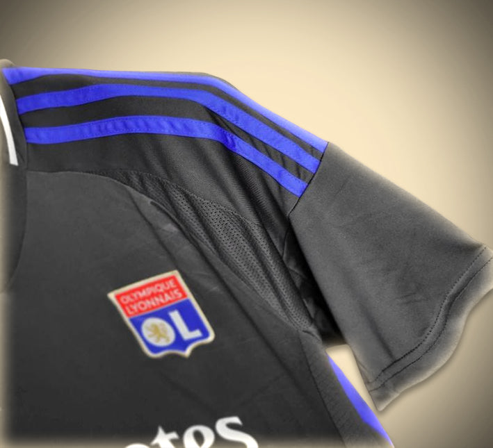 maillotOLEXTERIEURLOGO.jpg Olympique Lyonnais Udebanetrøje 2024-2025 stofdetalje