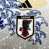 maillot-de-football-inspiration-japon-avec-motif-grande-vague-et-design-graphique-bleu-blanc Fodboldtrøje inspiration Japan med motiv stor bølge og grafisk design blå hvid