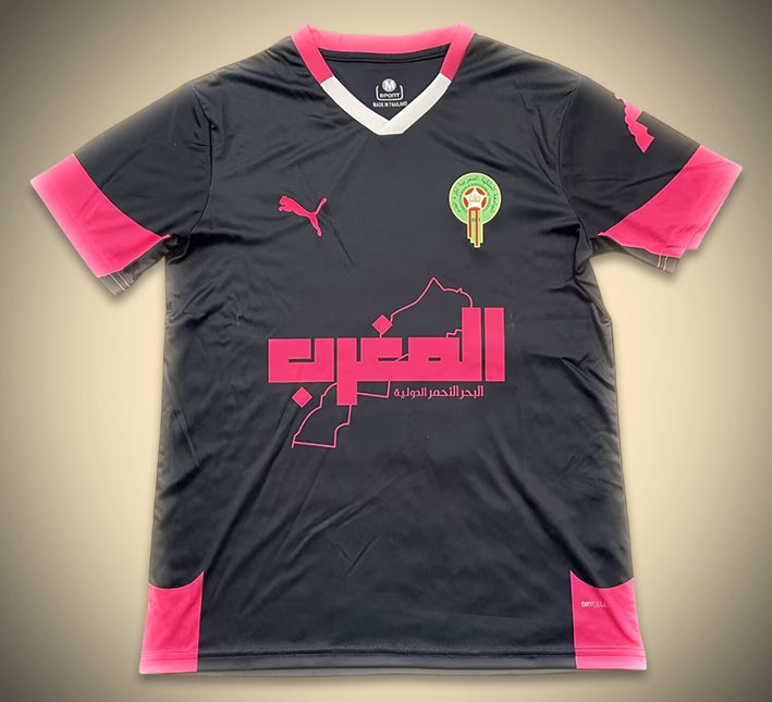 maillot-concept-maroc-edition-noir-et-rose-saison-2025-2026-tenue-de-football Fodboldtrøje-Concept Marokko sort og pink udgave sæson 2025 2026 fodbolddragt