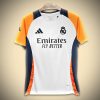 Real Madrid Træningsopvarmningstrøje 2024-2025 set forfra