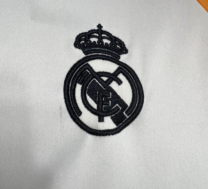 Real Madrid Træningsopvarmningstrøje 2024-2025 set fra siden