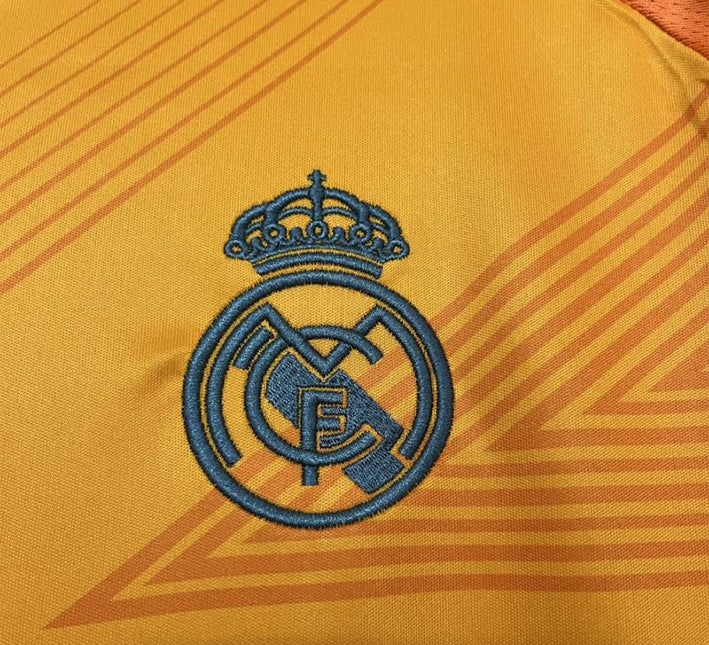 maillotrealmadridexterieurorangelogo.jpg Fodboldtrøje Real Madrid Udebane 2024-2025 stofdetalje