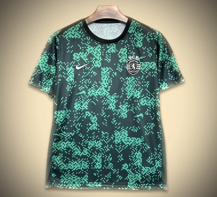 maillotsportingprematch-1.jpg Fodboldtrøje Sporting CP Opvarmning 2024-2025 set forfra