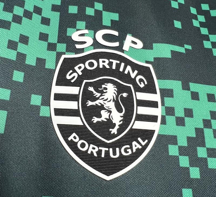 maillotsportingprematchlogo.jpg Fodboldtrøje Sporting CP Opvarmning 2024-2025 set fra siden