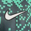 maillotsportingprematchnike.jpg Sporting CP Opvarmningstrøje 2024-2025 stofdetalje