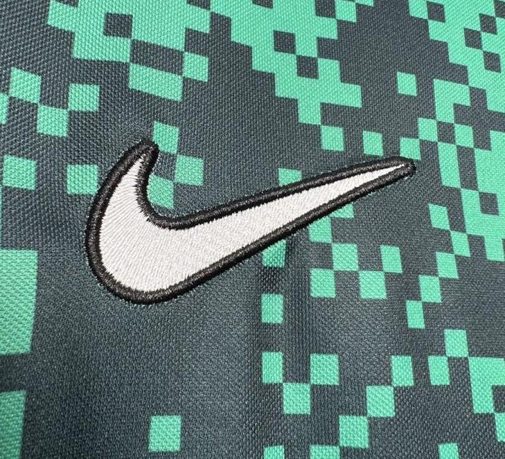 maillotsportingprematchnike.jpg Sporting CP Opvarmningstrøje 2024-2025 stofdetalje