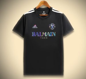 Fodboldtrøje Manchester United kollektion Balmain elegant supporterdragt