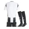 ensemble-enfant-juventus-domicile-saison-2024-2025-maillot-et-short-noir-et-blanc Børnesæt Juventus hjemmebanetrøje sæson 2024 2025 trøje og shorts sort og hvid