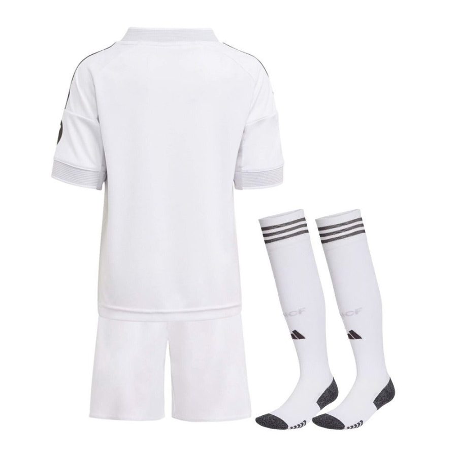 ensemble-enfant-real-madrid-domicile-saison-2025-2026-maillot-et-short Børnesæt Real Madrid hjemmebanetrøje sæson 2025 2026 trøje og shorts