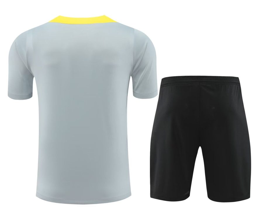 ensemble-maillot-et-short-liverpool-saison-2024-2025-tenue-domicile-rouge Sæt med trøje og shorts Liverpool sæson 2024 2025 rødt hjemmebanetøj