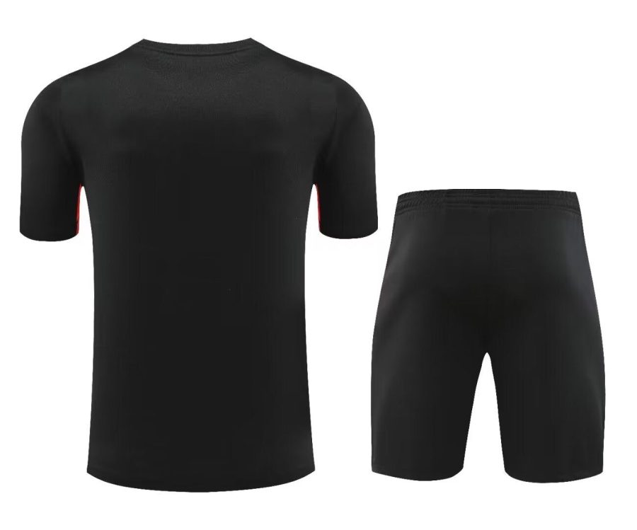 ensemble-maillot-et-short-liverpool-saison-vingt-vingt-quatre-vingt-vingt-cinq-tenue-domicile-rouge Sæt med trøje og shorts Liverpool sæson 2024 2025 rødt hjemmebanetøj