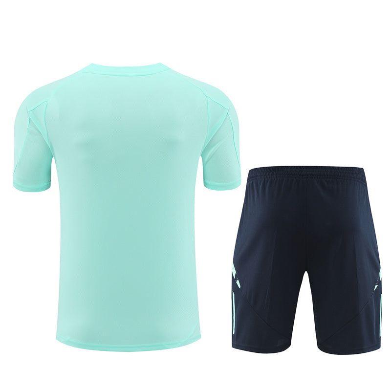 ensemble-maillot-et-short-real-madrid-saison-2024-2025-tenue-officielle Sæt med trøje og shorts Real Madrid sæson 2024 2025 officielt outfit