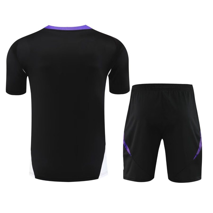 ensemble-tenue-real-madrid-saison-deux-mille-vingt-quatre-deux-mille-vingt-cinq-maillot-et-short Outfit sæt Real Madrid sæson to tusind fireogtyve to tusind femogtyve trøje og shorts