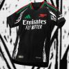 jersey-arsenal-exterieur-adidas-rouge-et-noir-pour-supporter-des-gunners Arsenal udebanetrøje adidas rød og sort til fan af Gunners
