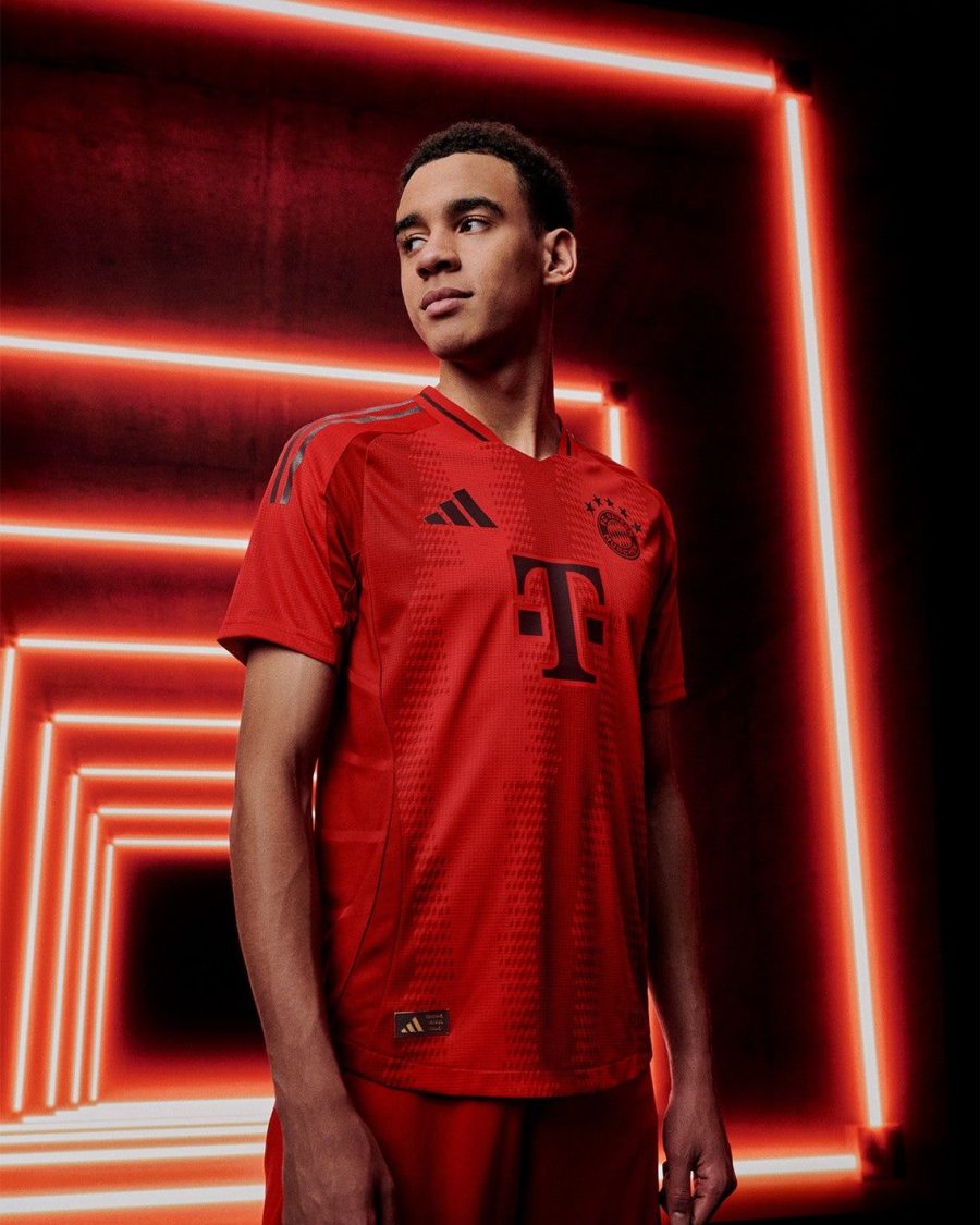 Fodboldtrøje Bayern München hjemmebane 2024 2025 med klubemblem