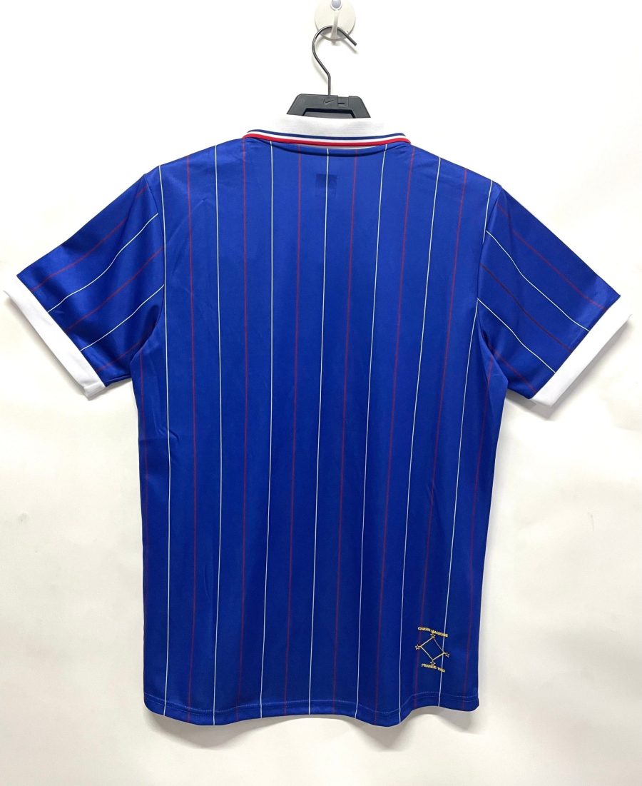 jersey-retro-bleu-blanc-rouge-de-la-selection-francaise-coupe-du-monde-mille-neuf-cent-quatre-vingt-deux Retro blå-hvid-rød trøje fra det franske landshold VM nitten hundrede og toogfirs