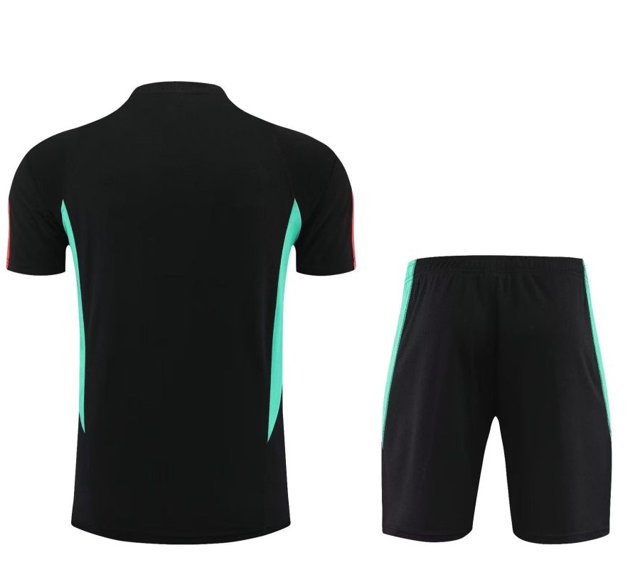 kit-training-manchester-united-noir-saison-2023-2024-tenue-d-entrainement-football Træningssæt Manchester United sort sæson 2023 2024 fodboldtræningsdragt