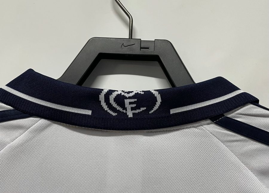 maillot-blanc-real-madrid-floque-epoque-galactiques Hvid Real Madrid-trøje med tryk fra Galácticos-æraen