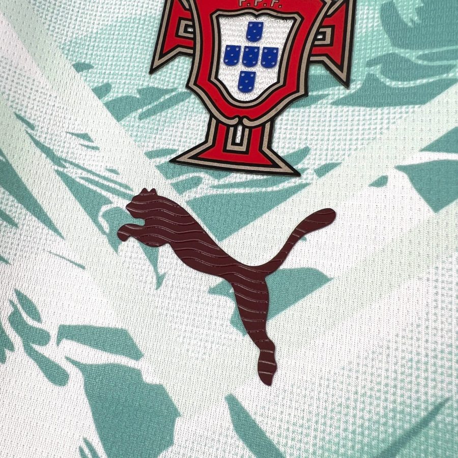 maillot-de-foot-portugal-version-away-2026-avec-ecusson-de-selection Fodboldtrøje Portugal udgave 2026 med landsholdslogo