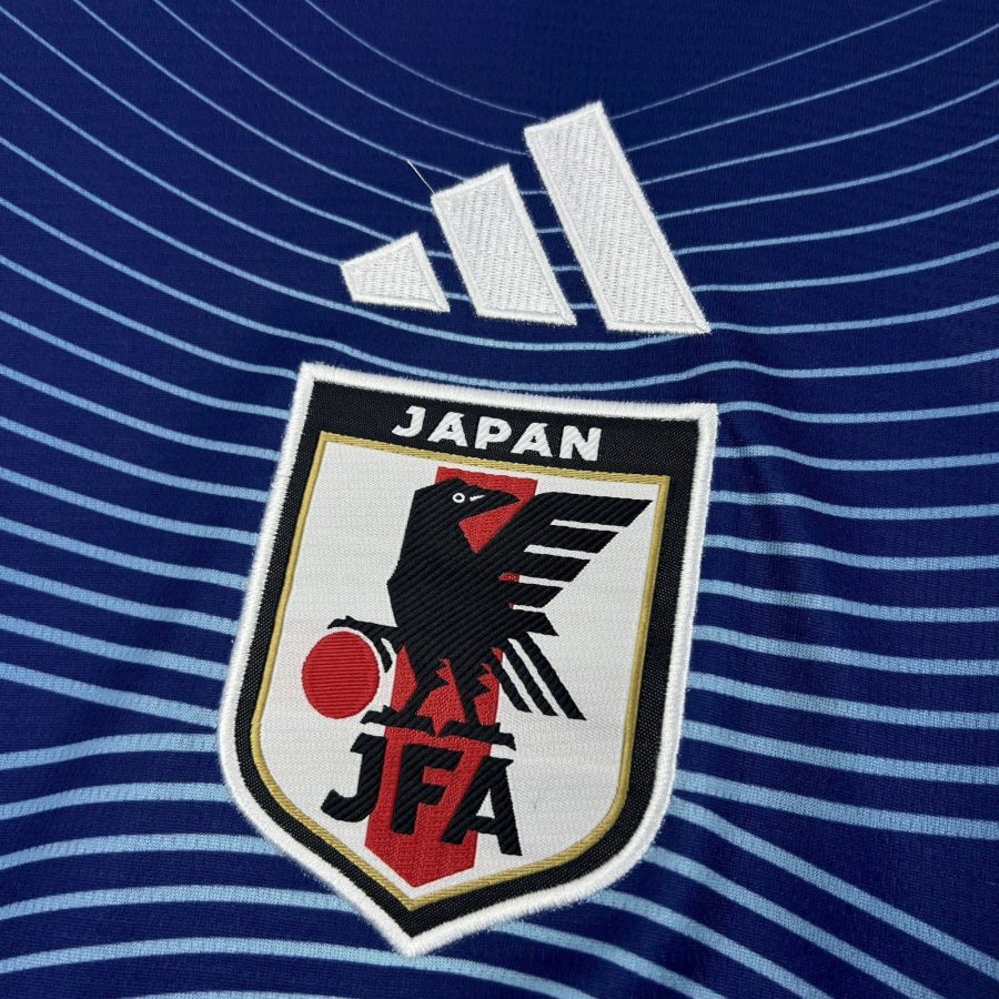 maillot-de-football-japon-domicile-2026-avec-blason-et-design-officiel Fodboldtrøje Japan hjemmebane 2026 med emblem og officielt design