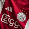 maillot-domicile-ajax-amsterdam-saison-2025-2026-rouge-et-blanc Hjemmebanetrøje Ajax Amsterdam sæson 2025 2026 rød og hvid