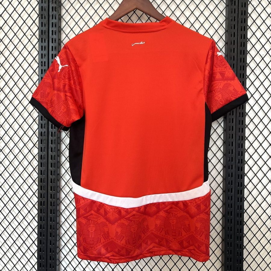 maillot-domicile-de-la-selection-d-egypte-saison-2026-tenue-officielle-rouge Hjemmebanetrøje for Egyptens udvalgte sæson 2026 officiel rød dragt