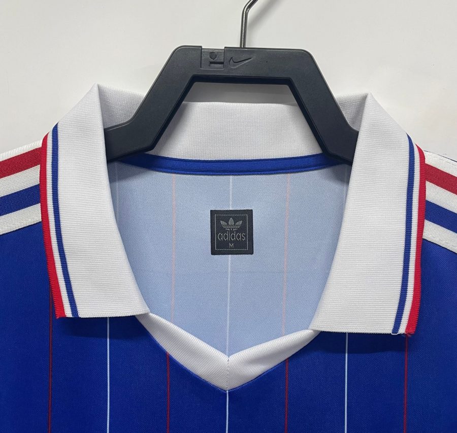 maillot-domicile-equipe-de-france-vintage-saison-mille-neuf-cent-quatre-vingt-deux Hjemmebanetrøje Frankrigs landshold vintage sæson nitten hundrede og toogfirs