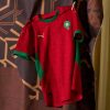 maillot-domicile-equipe-du-maroc-saison-deux-mille-vingt-quatre-deux-mille-vingt-cinq-rouge-et-vert Hjemmebanetrøje Marokko landshold sæson to tusind fireogtyve to tusind femogtyve rød og grøn