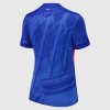 maillot-domicile-femme-chelsea-fc-saison-2025-2026-bleu-avec-ecusson-du-club hjemmebanetrøje dame Chelsea FC sæson 2025 2026 blå med klubemblem