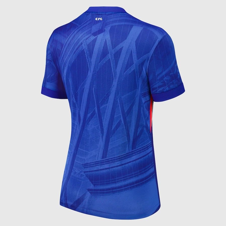 maillot-domicile-femme-chelsea-fc-saison-2025-2026-bleu-avec-ecusson-du-club hjemmebanetrøje dame Chelsea FC sæson 2025 2026 blå med klubemblem