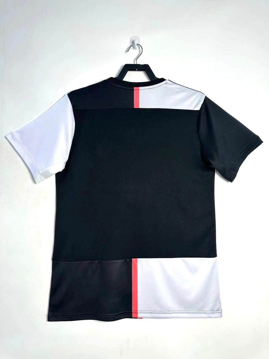 maillot-domicile-juventus-saison-deux-mille-dix-neuf-deux-mille-vingt-tenue-officielle-noir-et-blanc hjemmebanetrøje Juventus sæson to tusind nitten to tusind tyve officiel dragt sort og hvid