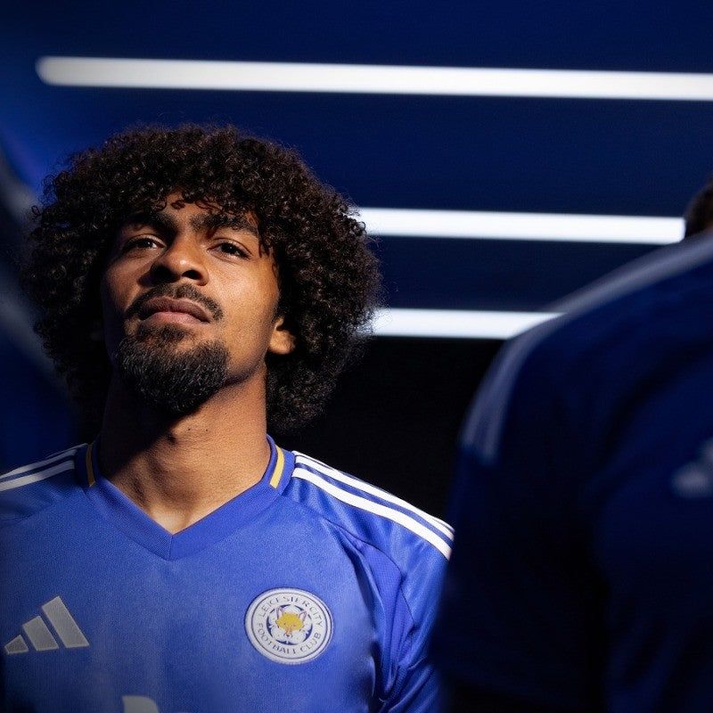 maillot-domicile-leicester-city-saison-deux-mille-vingt-quatre-deux-mille-vingt-cinq-bleu-officiel-premier-league Leicester City hjemmebanetrøje sæson 2024 2025 blå officiel Premier League