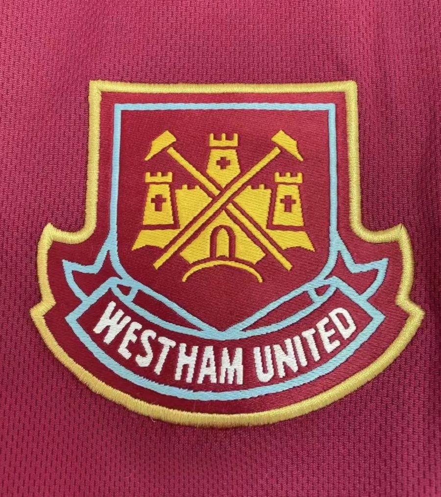 hjemmebanetrøje West Ham med klublogo og sponsor
