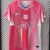 maillot-fc-barcelona-x-karol-g-rose FODBOLDTRØJE FC BARCELONA x KAROL G ROSE