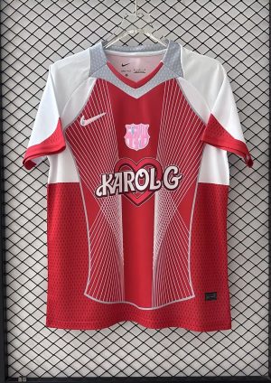 maillot-fc-barcelona-x-karol-g-rouge FODBOLDTRØJE FC BARCELONA x KAROL G RØD