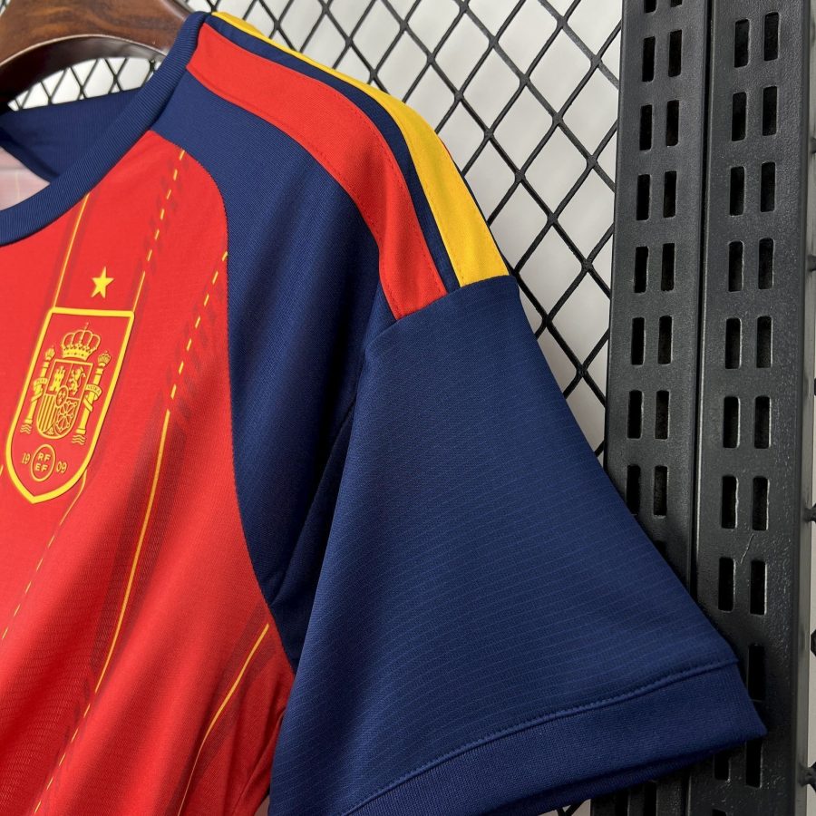 Officiel Spanien fodboldtrøje hjemmebaneversion med emblem og nationale farver