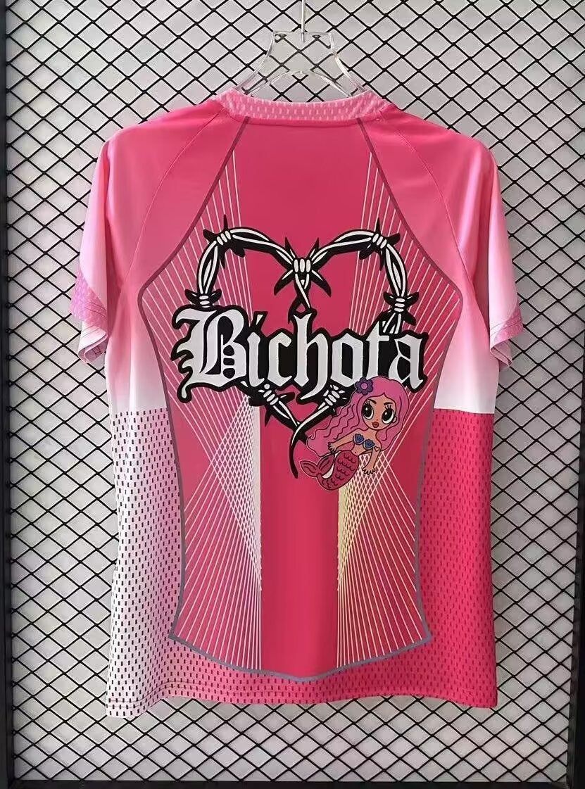 maillot-officiel-fc-barcelona-edition-rose-collaboration-karol-g-pour-supporters Officiel FC Barcelona trøje rose edition Karol G til fans