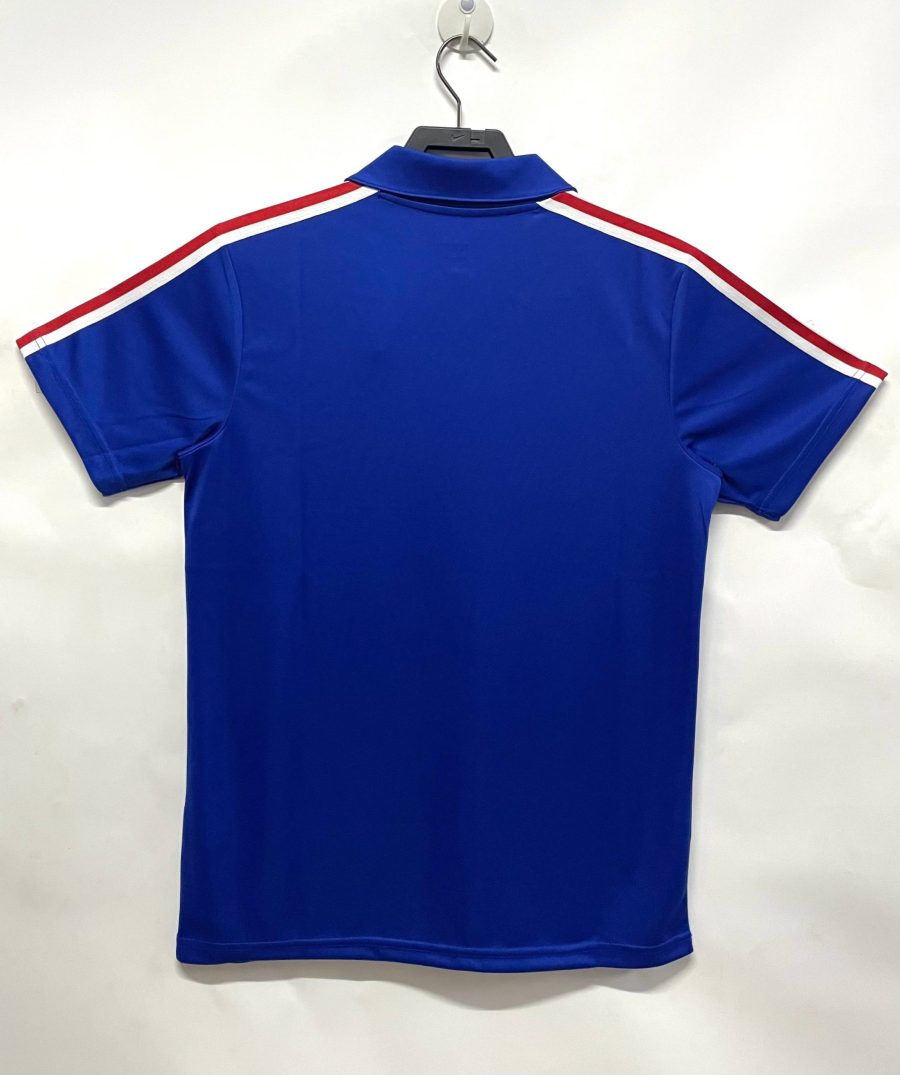 maillot-retro-bleu-des-bleus-football-avec-ecusson-france retro blå trøje fra Les Bleus fodbold med emblem Frankrig