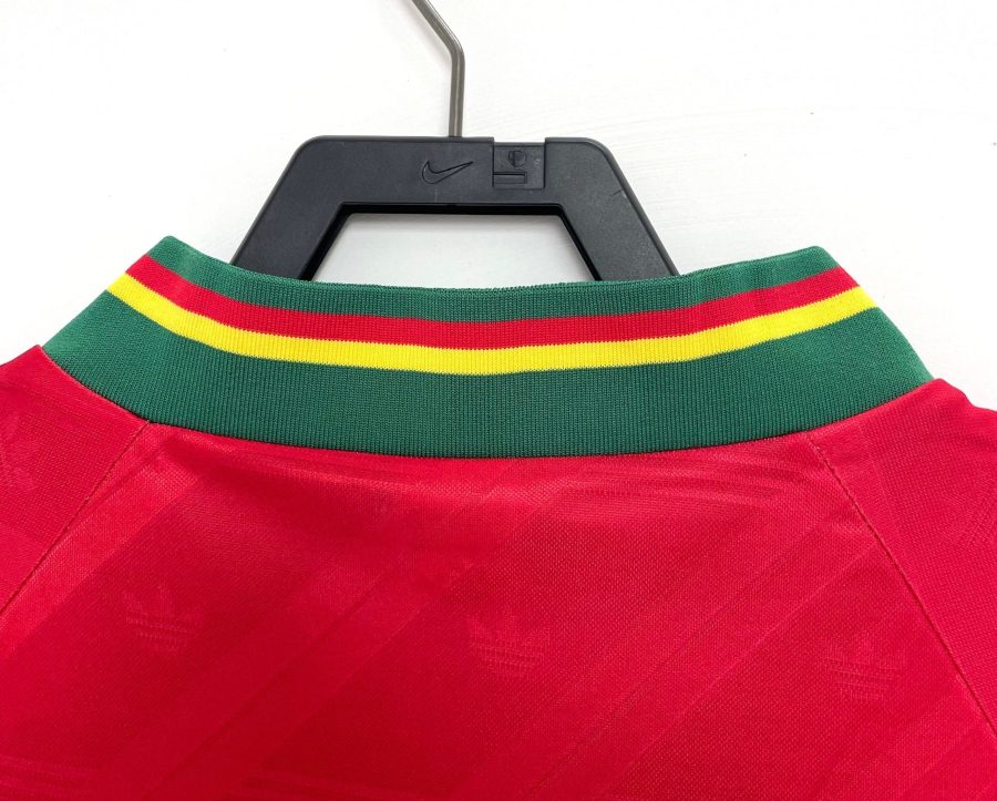 maillot-retro-portugal-rouge-et-vert-style-football retro-trøje Portugal rød og grøn fodboldstil