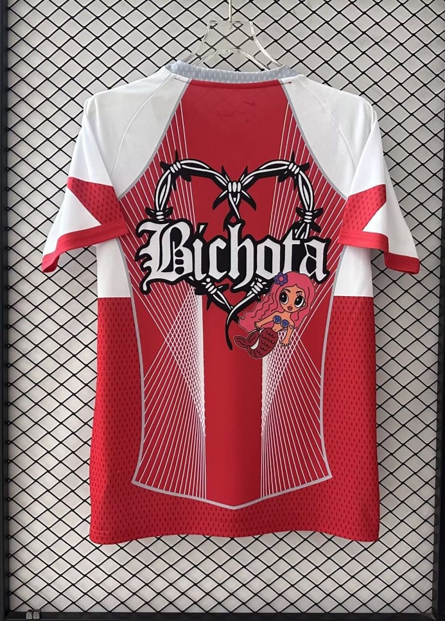 maillot-rouge-edition-limitee-fc-barcelona-collaboration-karol-g-tenue-supporter Rød limited edition-trøje FC Barcelona samarbejde Karol G fan-dragt